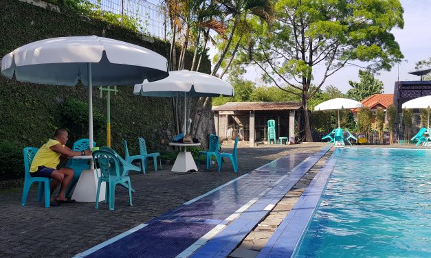 Les renang di kolam renang VIP Bogor