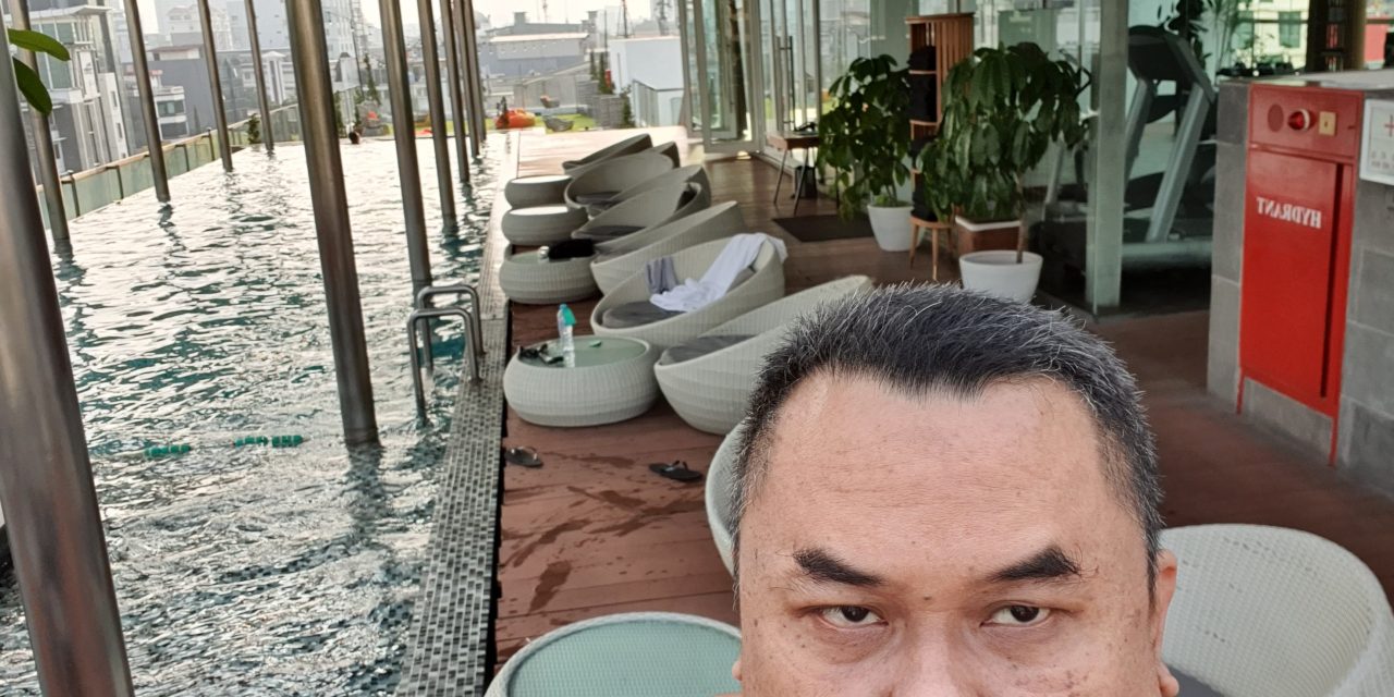 Kolam renang di hotel Morrissey Jakarta